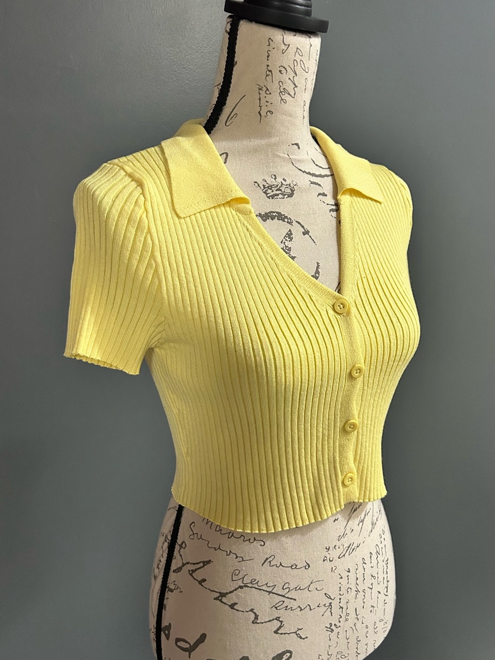 Yellow Ribbed Short-Sleeve Collared Button-Up Top - Picture 4 of 7